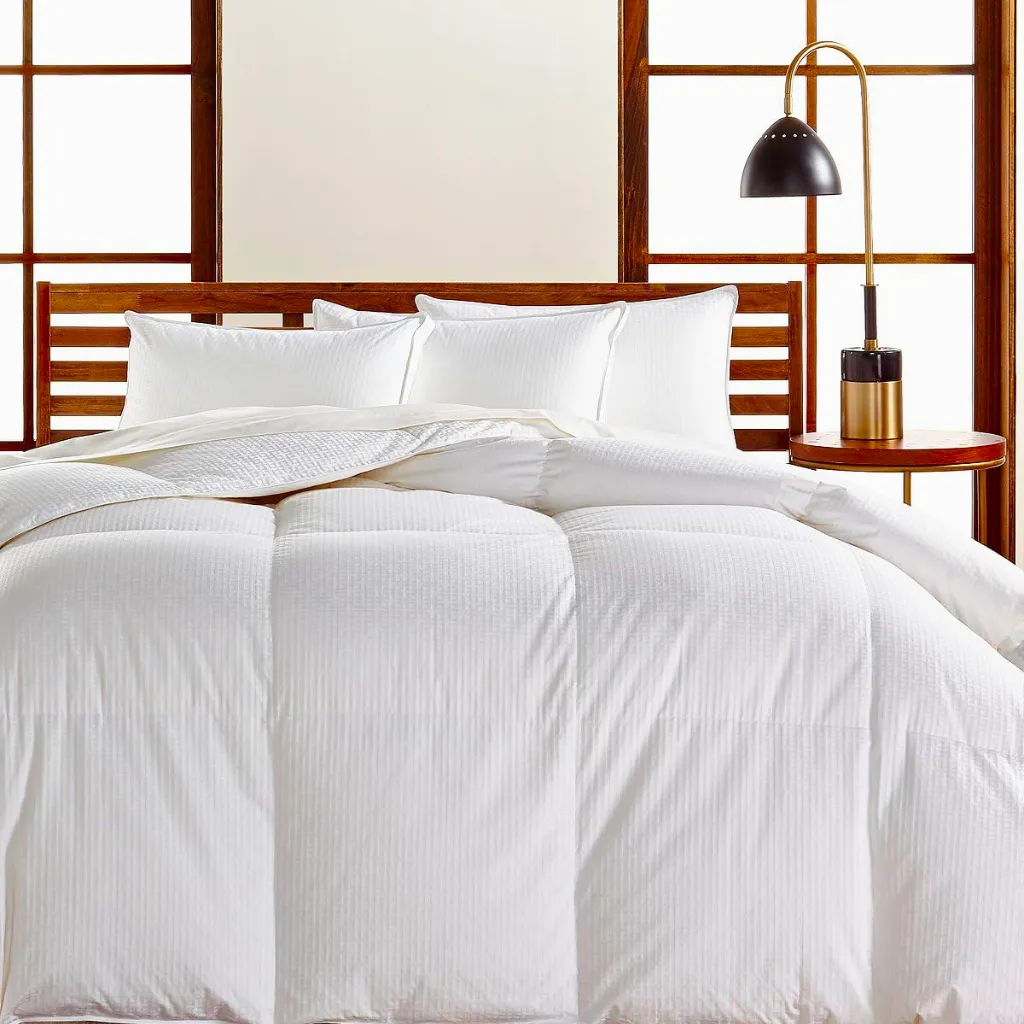 Premium European white goose down comforter mapped with baffle-box construction to prevent fill shifting